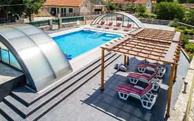 Flying Stars Luxury Stone Villa Family-Friendly